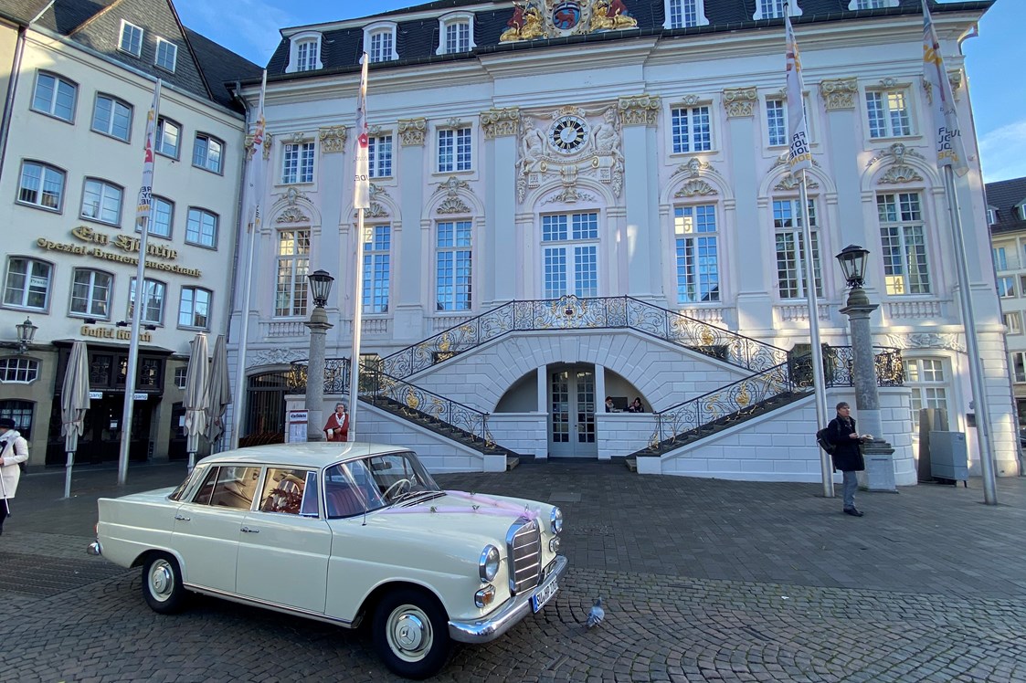 Hochzeitsauto: Im Einsatz am alten Bonner Rathaus mit Standard Deko - Ein Auto für Ihre Sternmomente