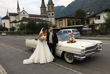 Hochzeitsauto: Hochzeit in Glarus - Cadillac Deville Cabriolet - Oldtimer-Traumfahrt