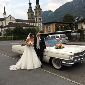 Hochzeitsauto: Hochzeit in Glarus - Cadillac Deville Cabriolet - Oldtimer-Traumfahrt