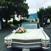 Hochzeitsauto - Cadillac - Vorbereitung für eine Geburtstagsfahrt - Cadillac Deville Cabriolet - Oldtimer-Traumfahrt