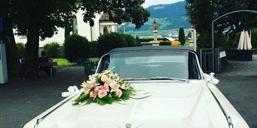 Hochzeitsauto-Vermietung - Farbe: Weiß - Cadillac - Vorbereitung für eine Geburtstagsfahrt - Cadillac Deville Cabriolet - Oldtimer-Traumfahrt