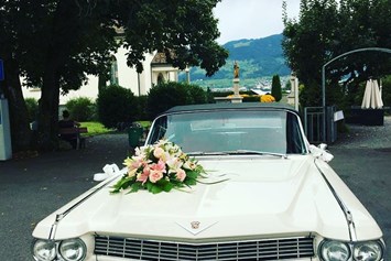 Hochzeitsauto: Cadillac - Vorbereitung für eine Geburtstagsfahrt - Cadillac Deville Cabriolet - Oldtimer-Traumfahrt