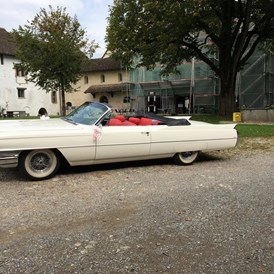 Hochzeitsauto: Hochzeit im Ritterhaus Bubikon - Cadillac Deville Cabriolet - Oldtimer-Traumfahrt