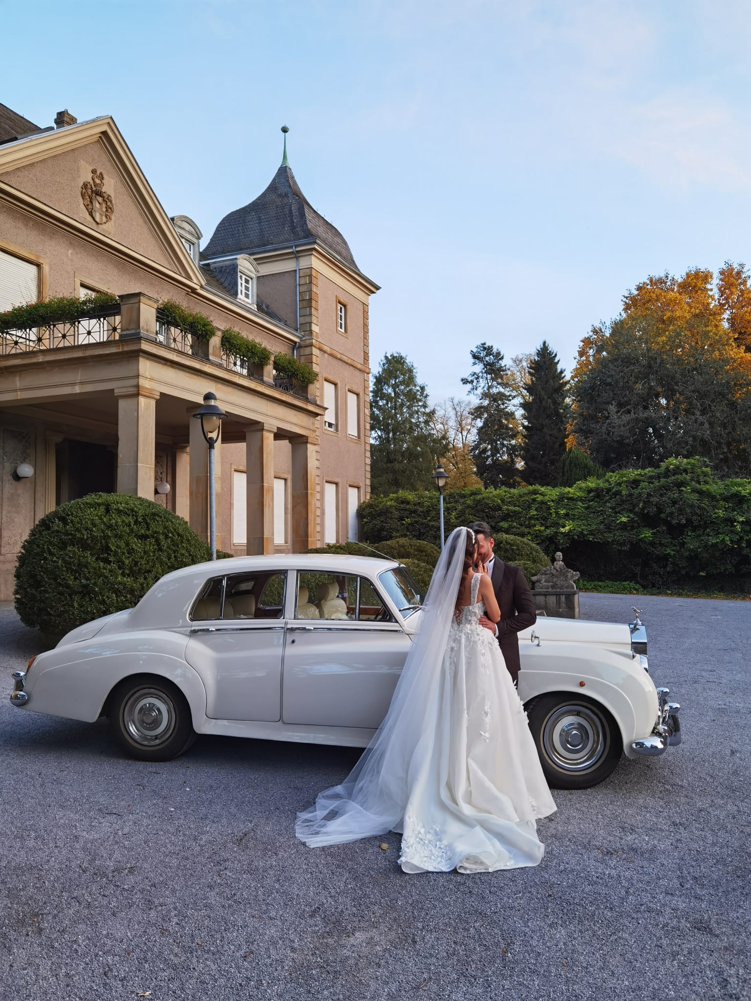 Hochzeitsauto-Vermietung - Nordrhein-Westfalen - Weisser Silver Cloud zur himmlischen Hochzeitsfahrt - Bentley/Rolls Royce Silver Cloud weiss