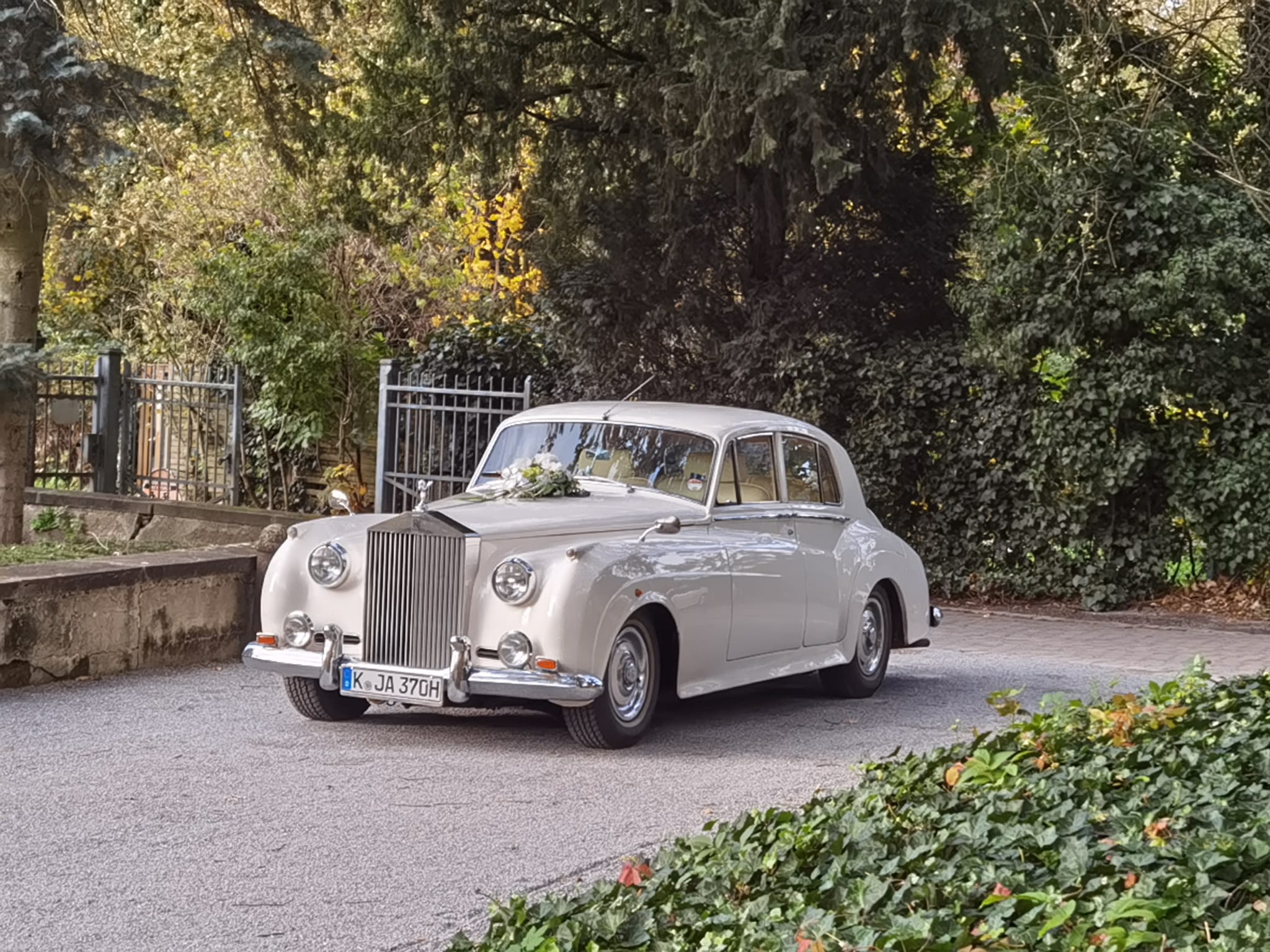 Hochzeitsauto-Vermietung - Nordrhein-Westfalen - Der Rolls Royce weiss in weiss damit gelingen fantastische Fotos bei jedem Wetter - Bentley/Rolls Royce Silver Cloud weiss