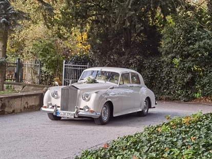 Hochzeitsauto-Vermietung - Wermelskirchen - Der Rolls Royce weiss in weiss damit gelingen fantastische Fotos bei jedem Wetter - Weisser Rolls Royce Silver Cloud