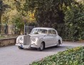 Hochzeitsauto: Der Rolls Royce weiss in weiss damit gelingen fantastische Fotos bei jedem Wetter - Weisser Rolls Royce Silver Cloud