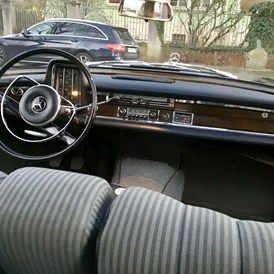 Hochzeitsauto: Holzverkleidung, Lenkradschaltung, durchgehende Sitzbank - Mercedes 220s, Bj. 1965, Dunkelblaue Limosine