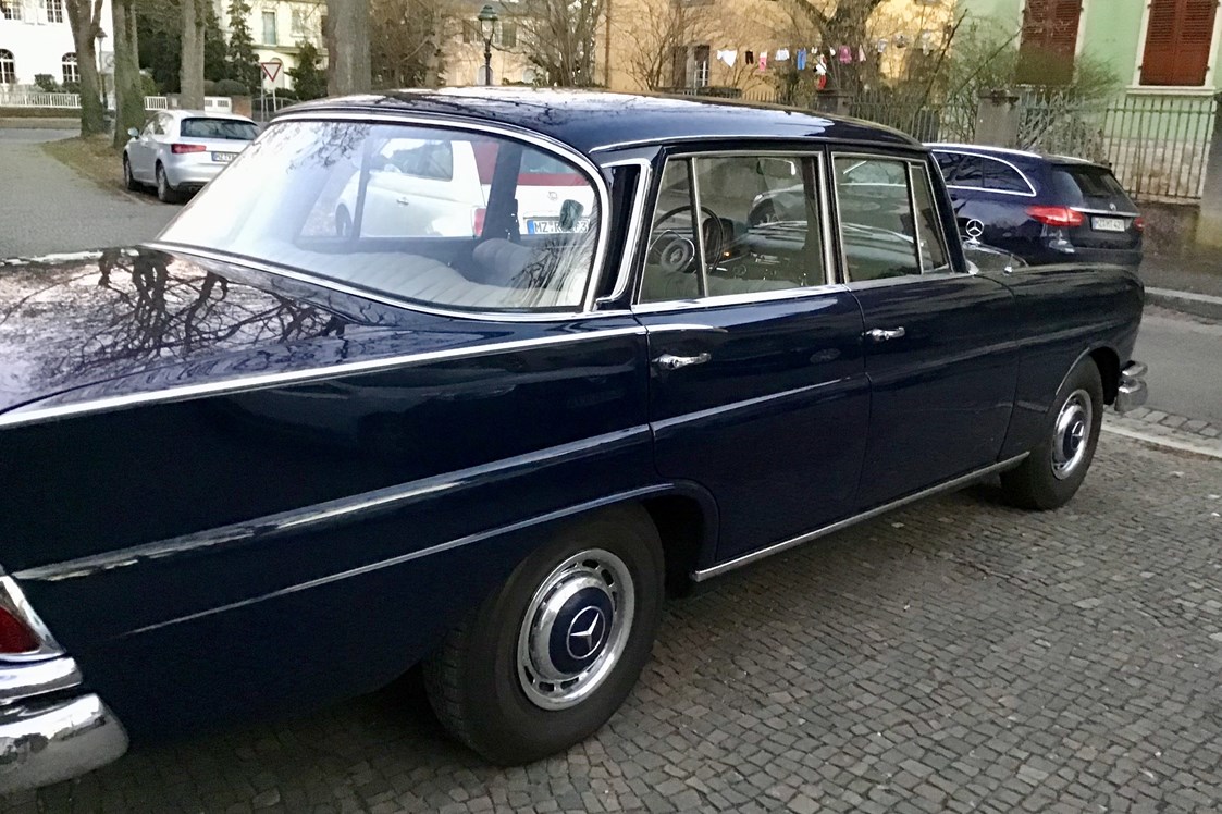 Hochzeitsauto: Mercedes 220s, Bj. 1965, Dunkelblaue Limosine