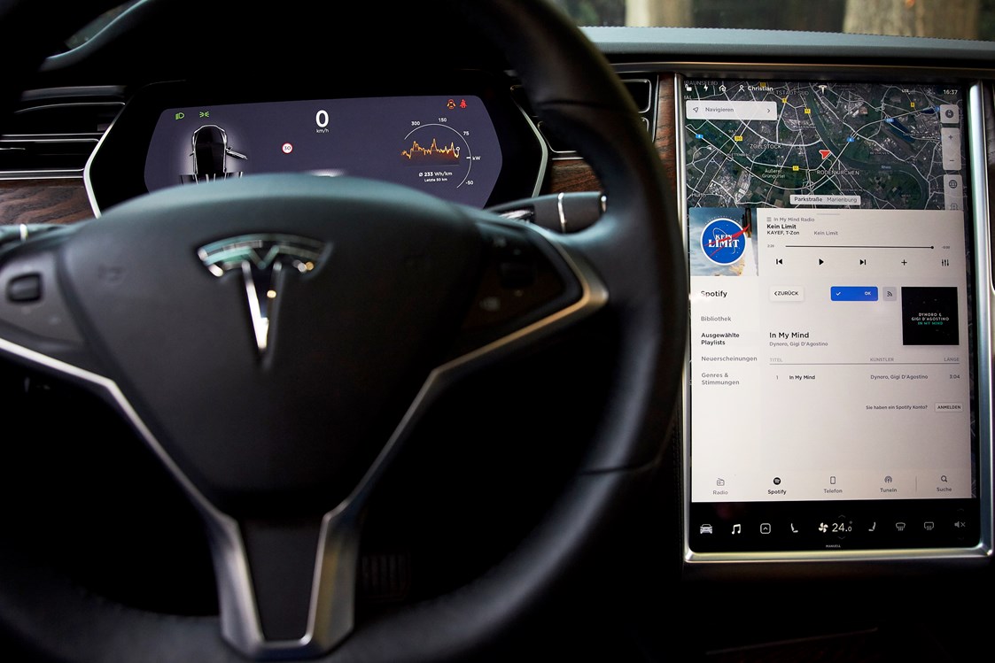 Hochzeitsauto: Cockpit - Tesla Model X Long Range (2020) mit Flügeltüren