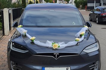 Hochzeitsauto: Unser Tesla Model X aus 2020 in Spacegray mit dezentem Hochzeitsschmuck - Tesla Model X mit einzigartigen Flügeltüren in Spacegry 