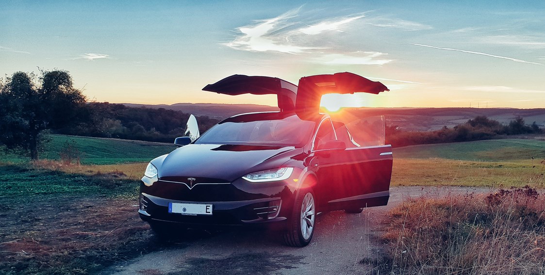 Hochzeitsauto: Model X bei Sonnenuntergang - Tesla Model X mit einzigartigen Flügeltüren in Spacegry 