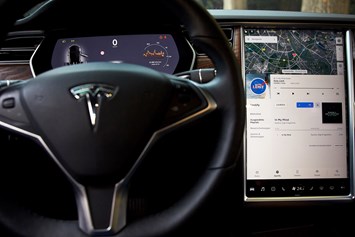 Hochzeitsauto: Cockpit - Tesla Model X mit einzigartigen Flügeltüren in Spacegry 