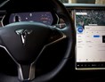 Hochzeitsauto: Cockpit - Tesla Model X mit einzigartigen Flügeltüren in Spacegry 