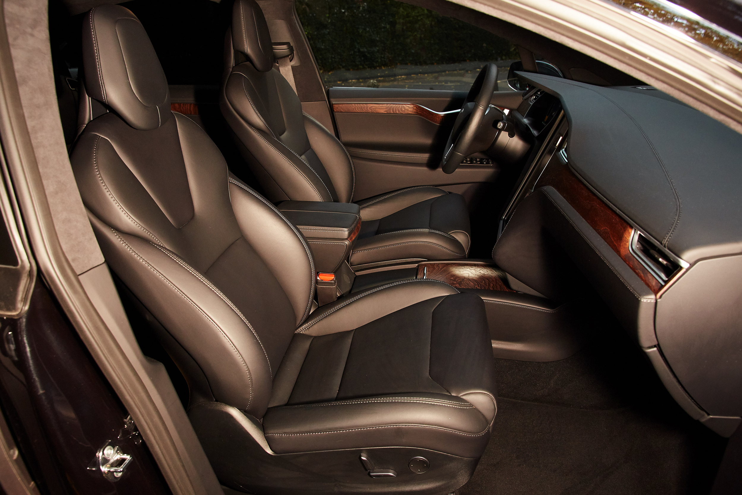 Hochzeitsauto: Vorne - Tesla Model X mit einzigartigen Flügeltüren in Spacegry 