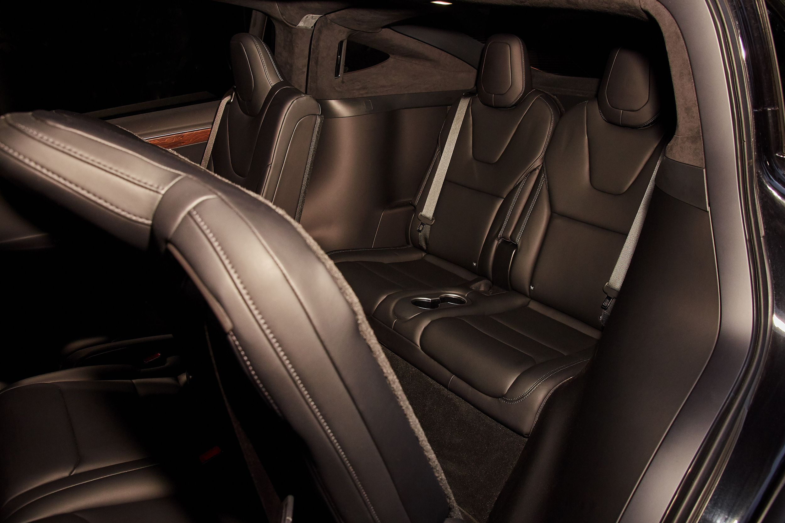 Hochzeitsauto: Mitte und die hinteren 2 Sitzplätze - Tesla Model X mit einzigartigen Flügeltüren in Spacegry 