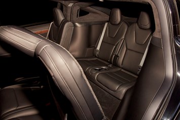 Hochzeitsauto: Mitte und die hinteren 2 Sitzplätze - Tesla Model X mit einzigartigen Flügeltüren in Spacegry 