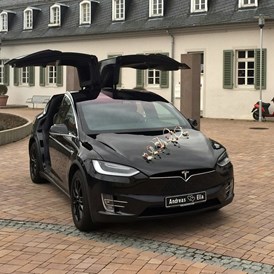 Hochzeitsauto: unser schwarzes Model X (2017) - Tesla Model X mit einzigartigen Flügeltüren in Spacegry 