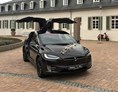 Hochzeitsauto: unser schwarzes Model X (2017) - Tesla Model X mit einzigartigen Flügeltüren in Spacegry 