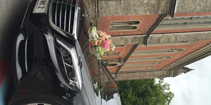 Hochzeitsauto-Vermietung - Versicherung: Vollkasko - Eugendorf - Mercedes S-Klasse: 
Mit diesem Fahrzeug ist man nie falsch „gekleidet“. Die elegante Limousine hat einen langen Radstand, wodurch Sie im Fond ein großzügiges Platzangebot haben. 
 - Mercedes E-Klasse von HWK Salzburg Limousinenservice