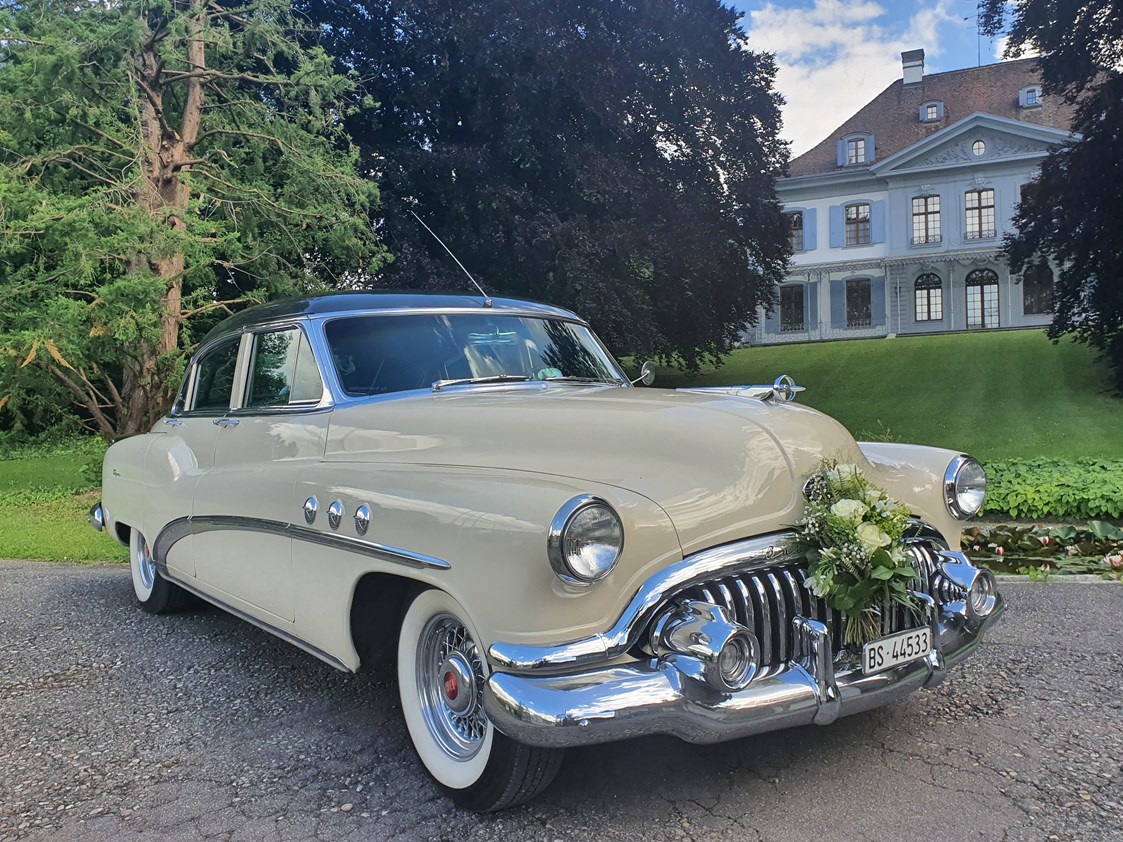 Hochzeitsauto: Toller Oldtimer mit passendem Blumenarrangement vor eindrücklichem Schloss: Was für ein  Fotosujet! - Buick Super Eight