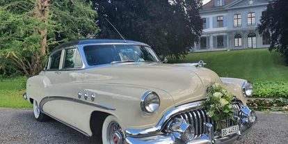 Hochzeitsauto-Vermietung - Versicherung: Teilkasko - Muttenz - Toller Oldtimer mit passendem Blumenarrangement vor eindrücklichem Schloss: Was für ein  Fotosujet! - Buick Super Eight