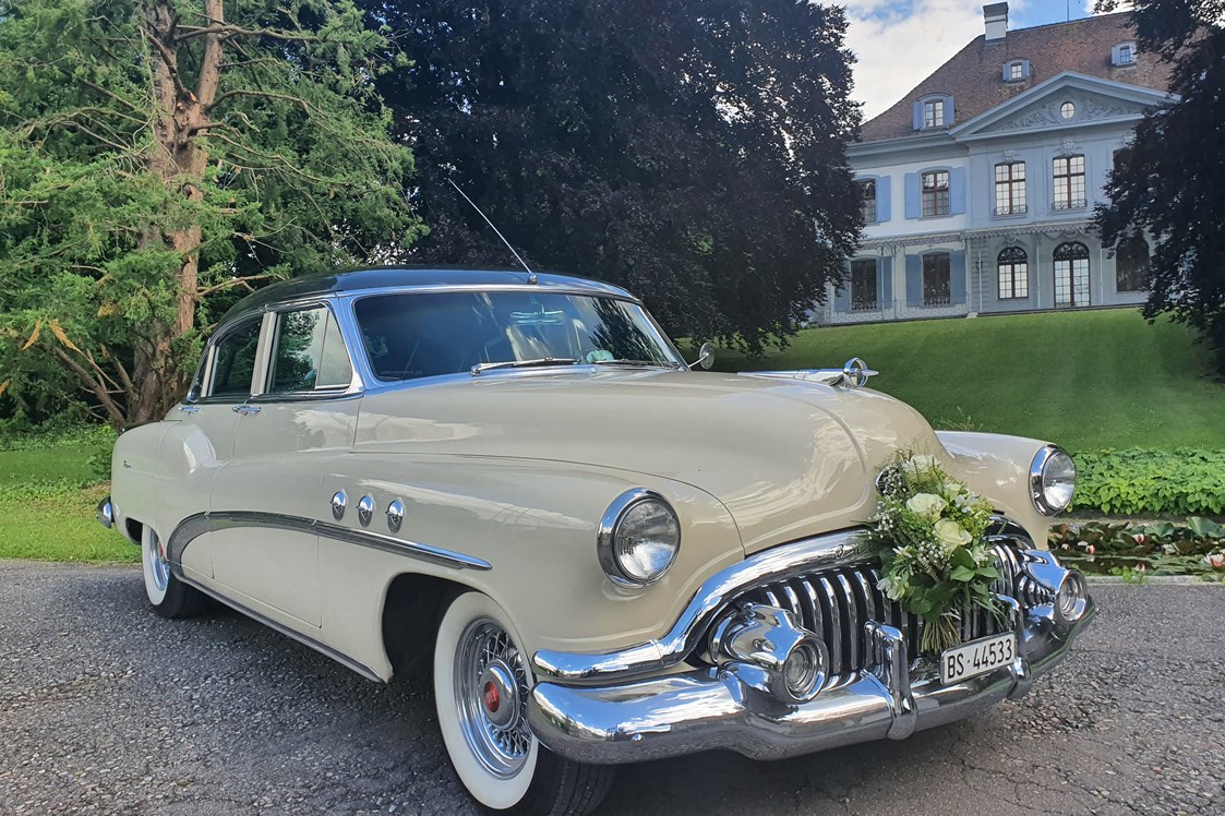 Hochzeitsauto: Toller Oldtimer mit passendem Blumenarrangement vor eindrücklichem Schloss: Was für ein  Fotosujet! - Buick Super Eight