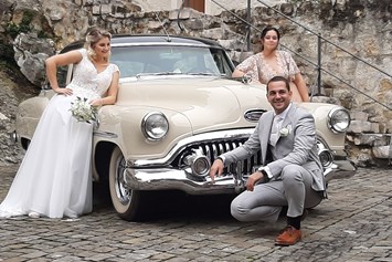 Hochzeitsauto: Ein Fotoshooting kann so richtig Spass machen und gibt wunderbare Bilder zur Erinnerung. - Buick Super Eight
