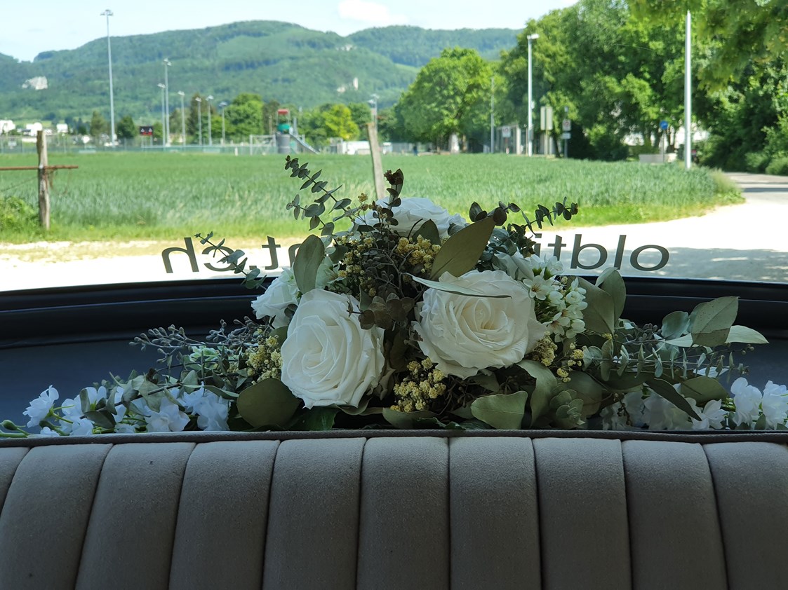 Hochzeitsauto: Ein schöner Blumenschmuck auf der Hutablage sorgt auch im Inneren des geräumigen 6-Plätzers für besonderes Ambiente... und ist inklusive! - Buick Super Eight