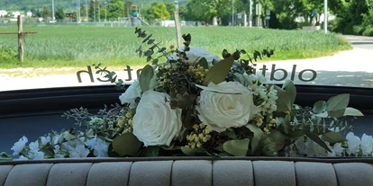 Hochzeitsauto-Vermietung - Versicherung: Teilkasko - Muttenz - Ein schöner Blumenschmuck auf der Hutablage sorgt auch im Inneren des geräumigen 6-Plätzers für besonderes Ambiente... und ist inklusive! - Buick Super Eight