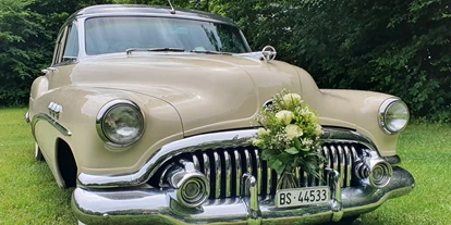 Hochzeitsauto-Vermietung - Versicherung: Teilkasko - Muttenz - Der tolle Buick mit Blumenschmuck auf einer Wiese. Mehr braucht's nicht für ein besonderes Bild! - Buick Super Eight