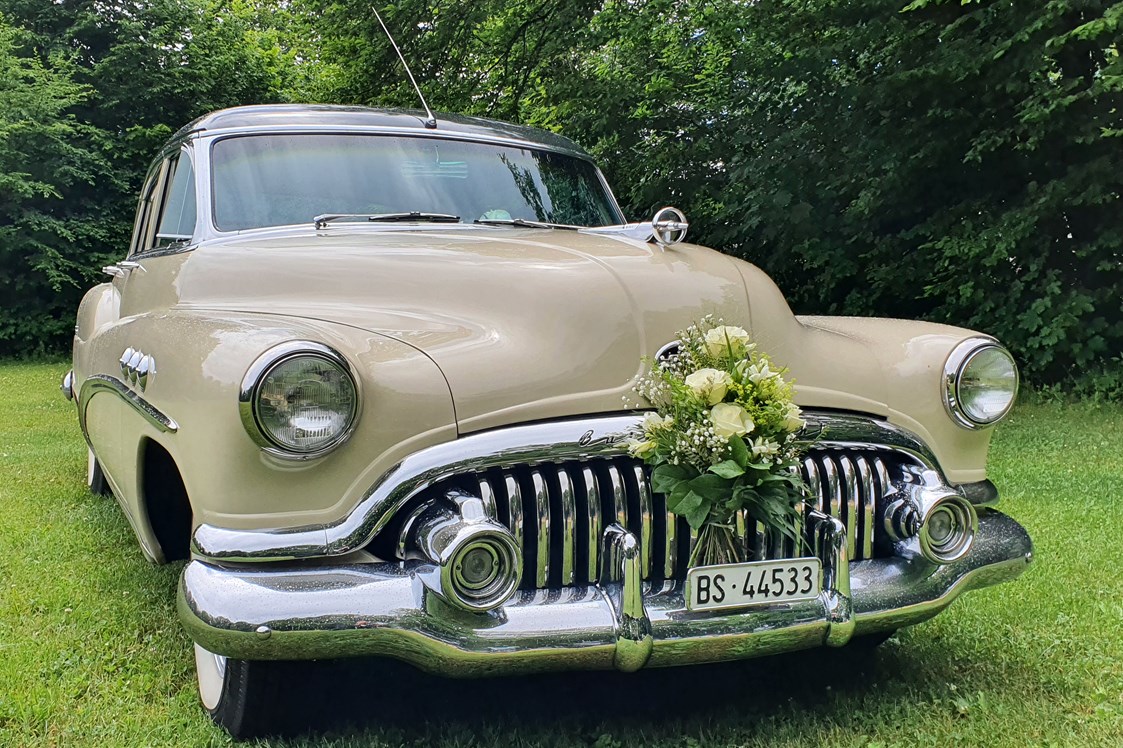 Hochzeitsauto: Der tolle Buick mit Blumenschmuck auf einer Wiese. Mehr braucht's nicht für ein besonderes Bild! - Buick Super Eight