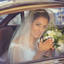 Hochzeitsauto: Ist die Braut oder der Oldtimer schöner? Was für eine Frage! Die eine Schönheit ergänzt die Andere! - Buick Super Eight