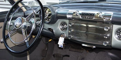 Hochzeitsauto-Vermietung - Versicherung: Teilkasko - Muttenz - Zu dieser Zeit hatte ein Amaturenbrett noch Charakter! Metall und Chrom, wo das Auge hinschaut. Plastik Fehlanzeige! - Buick Super Eight